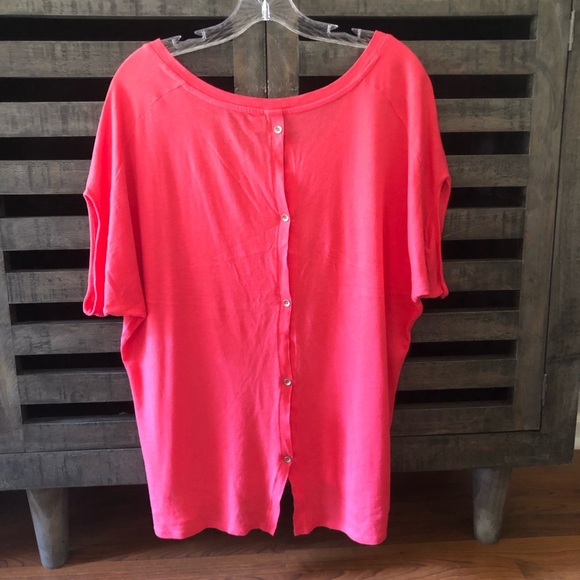 Express tee with button down back - Picture 2 of 4